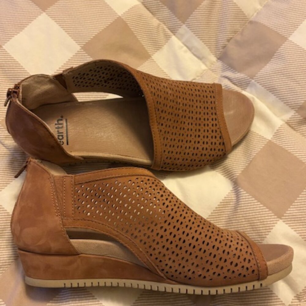 New Earth Ficus Capricorn Tan Suede Perforated Open Toe Wedge Sandals 8.5